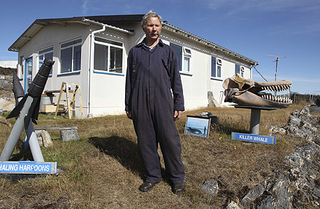 אחד מתושבי נפוקלנד ליד ביתו, צילום: בלומברג