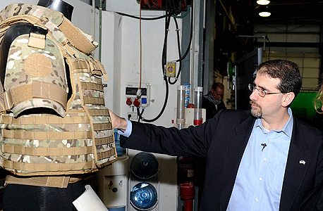 דן שפירו, שגריר ארה"ב בישראל, ליד אפוד מגן במפעל פלסן בקיבוץ סאסא 