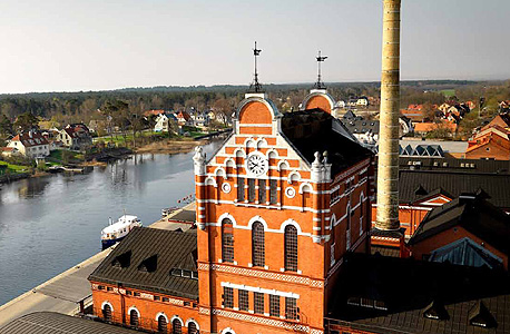 המזקקה בשבדיה שמייצרת את וודקה Elyx. מבנה ותיק ושיטות מסורתיות המזקקה בשבדיה שמייצרת את וודקה Elyx. מבנה ותיק ושיטות מסורתיות