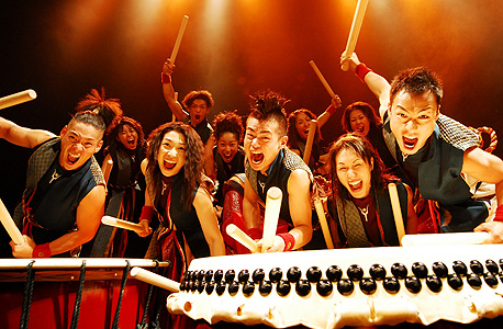 קבוצת יאמאטו מיפן. תיפוף ותנועה בשקיעה על הר הצופים קבוצת יאמאטו מיפן. תיפוף ותנועה בשקיעה על הר הצופים