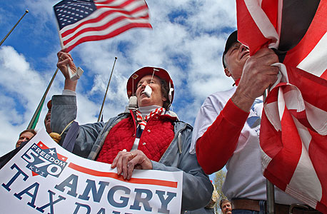 מפגינים של "מסיבת התה" בוושינגטון. "לא מגלים לאנשים שזאת תנועה עממית שממומנת על ידי מיליארדרים של נפט", צילום: איי פי