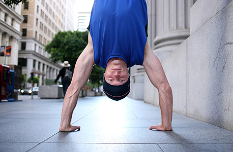 טימותי פריס. "מכירה את '4 שעות עבודה בשבוע'? טים הוא רמאי, הוא קורע את התחת", מספר עליו חברו טימותי פריס. "מכירה את '4 שעות עבודה בשבוע'? טים הוא רמאי, הוא קורע את התחת", מספר עליו חברו