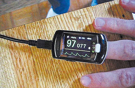 מכשיר מדידה על אצבעו של פריס מכשיר מדידה על אצבעו של פריס