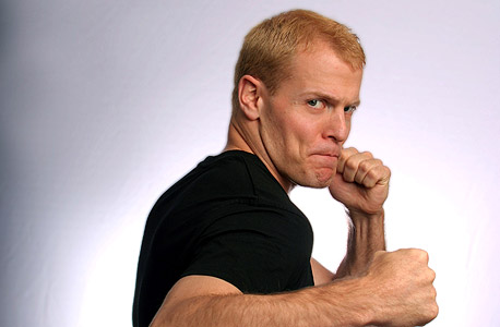 פריס. נהיה אלוף המדינה באמנות לחימה בזכות פרצה בתקנון וניצחונות טכניים פריס. נהיה אלוף המדינה באמנות לחימה בזכות פרצה בתקנון וניצחונות טכניים