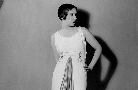 אלזה סקיאפרלי בשמלה בעיצובה, צילום: Photograph by © Man Ray  