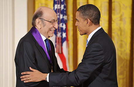גלייזר מקבל מהנשיא אובמה את מדליית האמנויות. "למזלי, הצלחתי גם לדבוק בעקרונות שלי וגם להתפרנס יפה" 