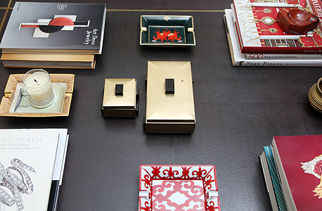  שולחן הסלון בביתה של פפג'ורג'יו. קופסאות אר דקו וספרים על התקופה, צילום: רמי זרנגר