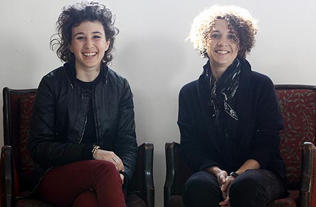 (מימין) איילת סחר וסיוון פליישר. "המעצבים שלנו צריכים יכולת להעמיד קולקציה שתי עונות מראש"