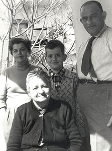 1955. אהרן צ'חנובר, בן 8, עם הוריו יצחק ובלומה וסבתו אסתר לובשבסקי (יושבת), חיפה