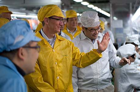 טים קוק, מנכ"ל אפל בביקור במפעלי פוקסקון בסין