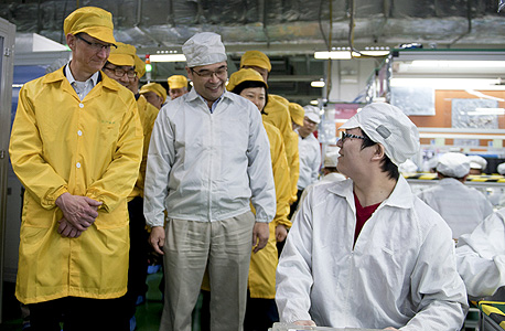 טים קוק מבקר בפס ייצור של מכשירי אייפון בסין