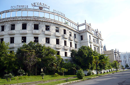 מלון אבחזיה הנטוש בבירה סוחומי מלון אבחזיה הנטוש בבירה סוחומי