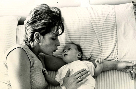 1973. גיא ברעם,  בן חצי שנה, עם אמו מאירה בטורקיה