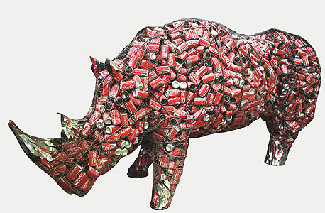 קרנף מפחיות קולה. בפארק חירייה