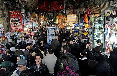 בזאר בטהרן. כל חברה זרה השותפה לאמברגו תהיה מנועה מלמכור את מוצריה באיראן