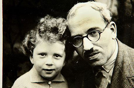 1939. אפרים הלוי, בן חמש, עם אביו אליעזר בלונדון