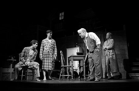 הופמן בתפקיד ווילי לומן (שני מימין) מתעמת עם גארפילד המגלם את בנו, ביף (משמאל), בהפקה החדשה של "מותו של סוכן". "זה בדיוק הזמן הנכון בשביל המחזה הזה" אומר הבמאי מייק ניקולס