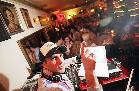 ברנדה בעמדת התקלוט. "מעדיף לתקלט בחתונות ולא לצלם חתונות" ברנדה בעמדת התקלוט. "מעדיף לתקלט בחתונות ולא לצלם חתונות"