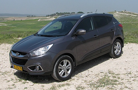 יונדאי IX35. מתגברת על שיבושי כביש שהמאזדה מתקשה בהם יונדאי IX35. מתגברת על שיבושי כביש שהמאזדה מתקשה בהם
