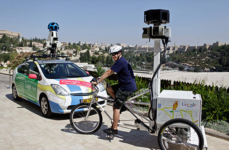 רכבי גוגל סטריט-ויו. הם לא רק מתעדים את הרחובות, אלא גם את הרשתות שלכם