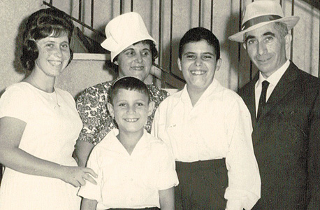 1964. מוטי זיסר (8, במרכז), עם הוריו משה יצחק ומלה ואחיו אהרון (13) וחדוה (16)