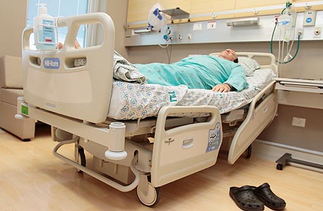 מיטה אלקטרונית לחולה. 4,500 דולר, צילום: מיקי אלון