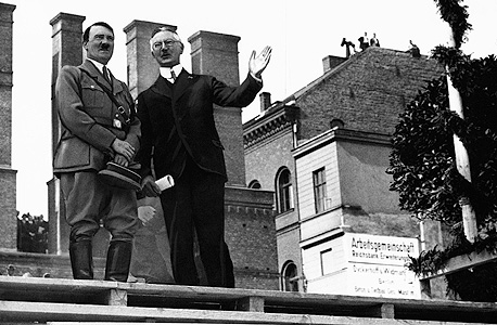 היטלר עם הייאלמר שאכט, שר הכלכלה הנאצי שהקים את בנק BIS