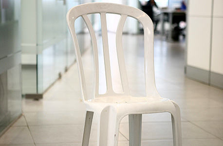 כיסא כתר פלסטיק. "נדיר למצוא אותם לבד"