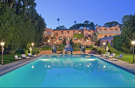 יש גם בריכה