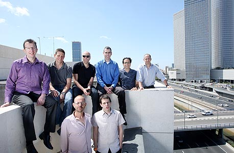עובדי טראסטיר על גג המשרדים בתל אביב. הגנה מבוססת ענן, צילום: עמית שעל 