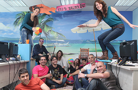 עובדי דאבל וריפיי במשרדים בתל אביב. מתאימים פרסומות לגולשים, צילום: אוראל כהן 