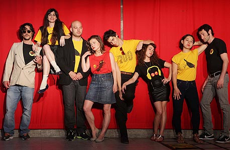 ציפורלה. הקהל מימן חלק מההפקה האחרונה "התקפת לב" ציפורלה. הקהל מימן חלק מההפקה האחרונה "התקפת לב"