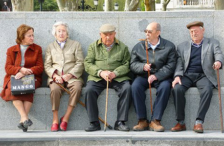 קשישים במדריד ליד ארמון המלך, צילום: דוד הכהן 