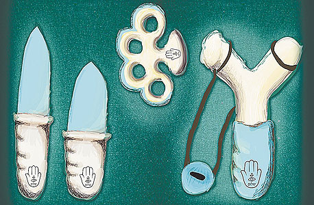 כלי נשק מקרמיקה של גיא בן ארי וליה וולף - כולם מעוטרים בחמסות כלי נשק מקרמיקה של גיא בן ארי וליה וולף - כולם מעוטרים בחמסות