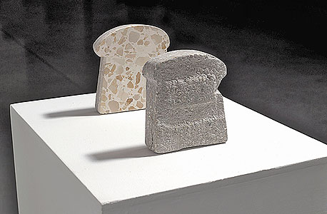 פרוסות לחם מאריחי רצפה של גיא גולדשטיין פרוסות לחם מאריחי רצפה של גיא גולדשטיין