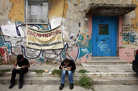 אתונאים לאחר ביקור בבית תמחוי, צילום: רויטרס