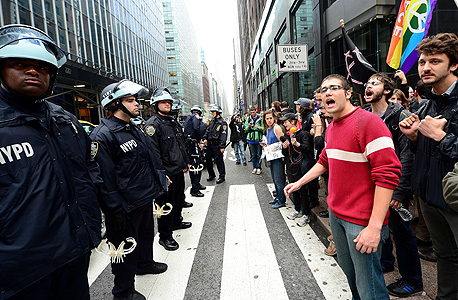 המפגינים באירועי 1 במאי בניו יורק: &quot;סיימו את המלחמה, מסו את העשירים!&quot; 