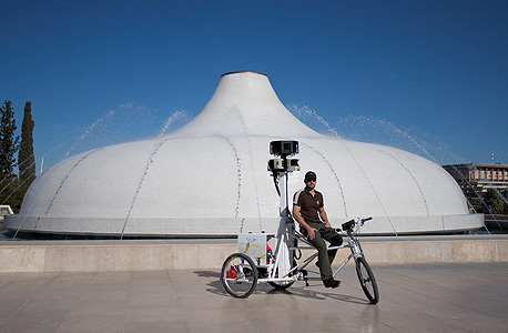 האופניים של גוגל במהלך הצילומים במוזיאון ישראל