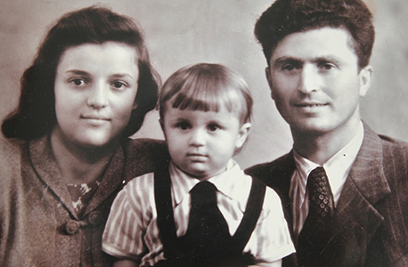 1950. יאשה קדמי, בן שלוש, עם הוריו יוסף וסופיה במוסקבה, צילום רפרודוקציה: אוראל כהן 
