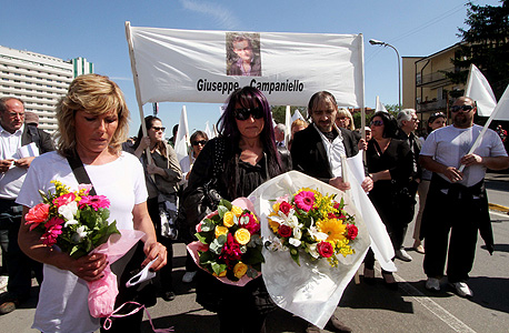 תהלוכה לזכר איטלקי שהתאבד החודש בגלל מצוקה כלכלית תהלוכה לזכר איטלקי שהתאבד החודש בגלל מצוקה כלכלית