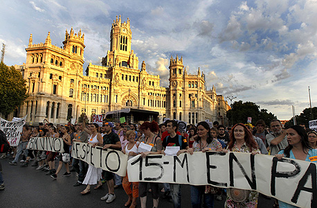 עשרות אלפים הפגינו במדריד: &quot;להעביר לעם את ההכרעה על הצנע&quot;