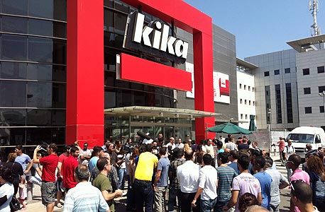 אלפים הגיעו למכירת החיסול בקיקה; החנות נסגרה עקב עומס קונים