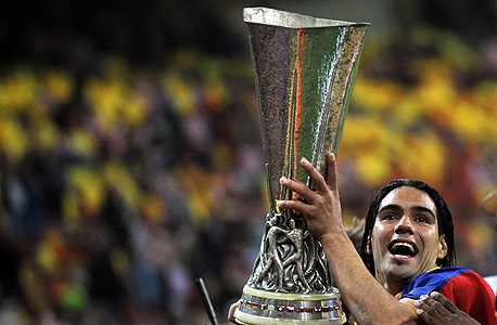 פאלקאו עם גביע ליגת אירופה. מה יהיה? , צילום: אי פי איי