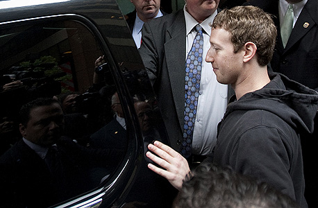 צוקרברג במהלך הרוד שואו של פייסבוק. לא מוותר על בגדי הקולג'