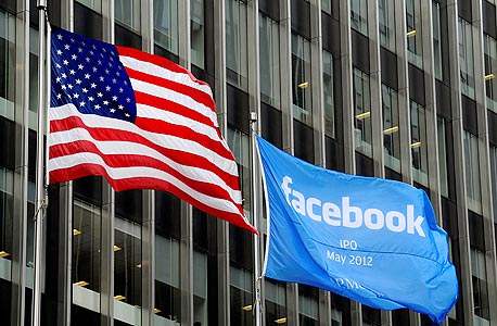 דגלי פייסבוק וארה"ב מחוץ לבניין ג