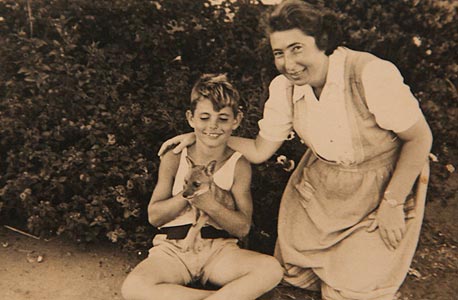 1947. אריק רייכמן, בן 10,  עם אמו שושנה, מחזיק תן שמצא וגידל כמו כלב