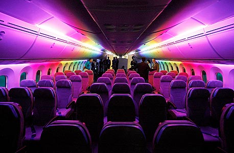 אור כחול לטיסה נעימה. מטוסי בואינג דרימליינר החדשים כוללים מערכת תאורה שמאפשרת לשחזר בתא הנוסעים אור טבעי שאופייני ליממה שלמה, וכך להקל עליהם להסדיר את מחזורי השינה