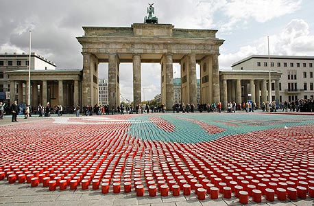 מייצג מול שער ברנדנבורג בברלין של 77 אלף כוסות קפה (ארכיון) מייצג מול שער ברנדנבורג בברלין של 77 אלף כוסות קפה (ארכיון)