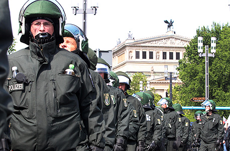 שוטרים בפרנקפורט, היום, צילום: איי פי 