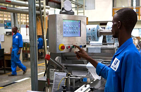 מפעל ייצור סבונים באפריקה. משכורות הוגנות יותר לעובדים ולספקים